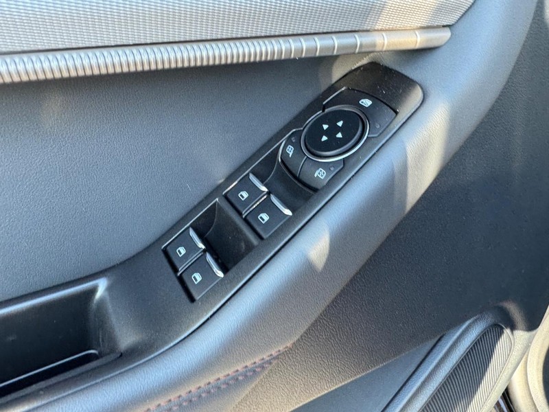 Ford Explorer Vehicle Full-screen Gallery Image 20