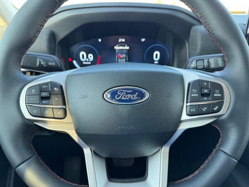 Ford Explorer Vehicle Full-screen Gallery Image 21