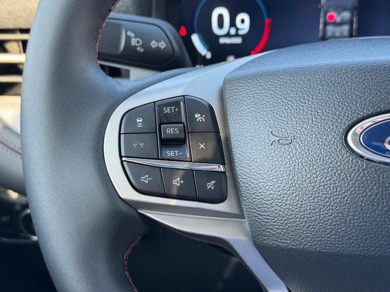 Ford Explorer Vehicle Full-screen Gallery Image 22