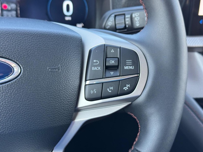 Ford Explorer Vehicle Full-screen Gallery Image 23