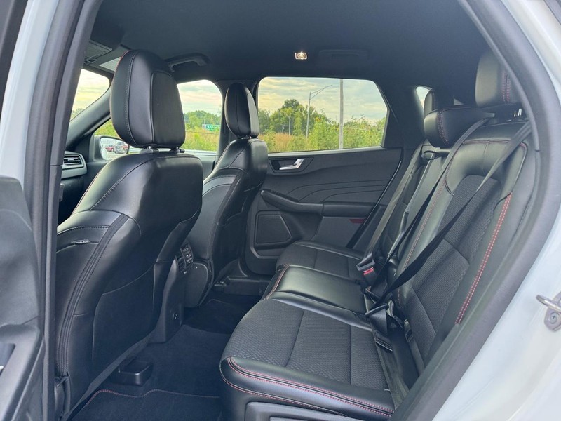 Ford Escape Vehicle Full-screen Gallery Image 12