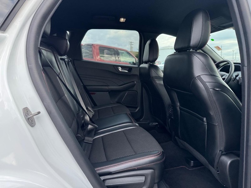 Ford Escape Vehicle Full-screen Gallery Image 13