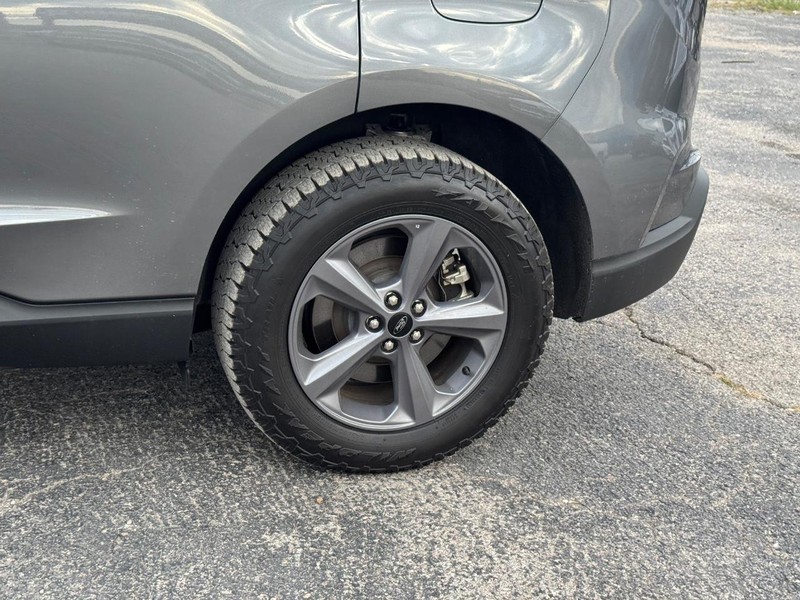 Ford Edge Vehicle Image 11