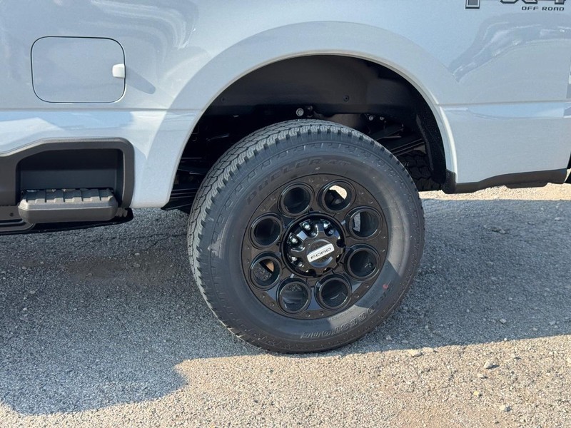 Ford Super Duty F-350 SRW Vehicle Full-screen Gallery Image 10