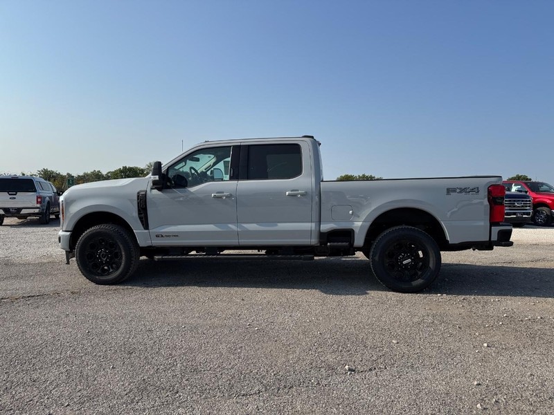 Ford Super Duty F-350 SRW Vehicle Full-screen Gallery Image 11