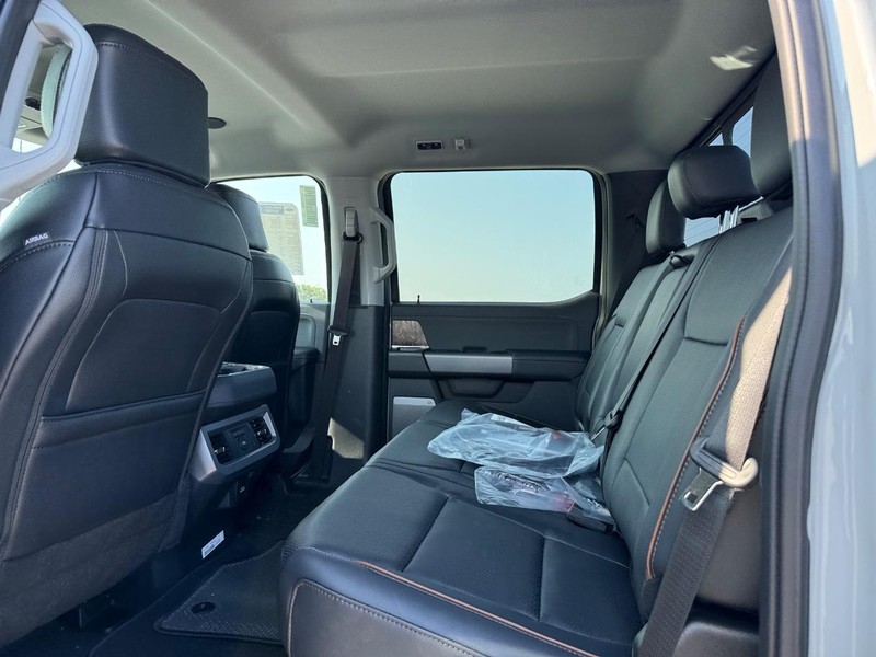 Ford Super Duty F-350 SRW Vehicle Full-screen Gallery Image 12