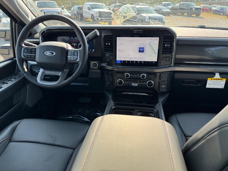 Ford Super Duty F-350 SRW Vehicle Full-screen Gallery Image 13