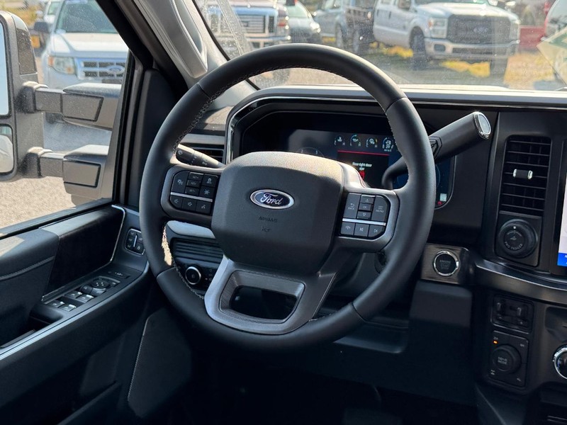 Ford Super Duty F-350 SRW Vehicle Full-screen Gallery Image 14