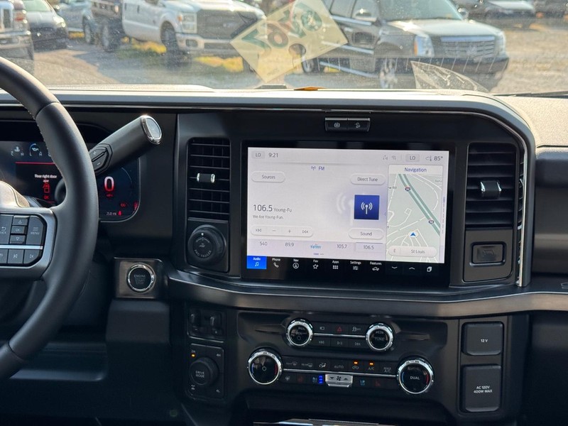 Ford Super Duty F-350 SRW Vehicle Full-screen Gallery Image 15