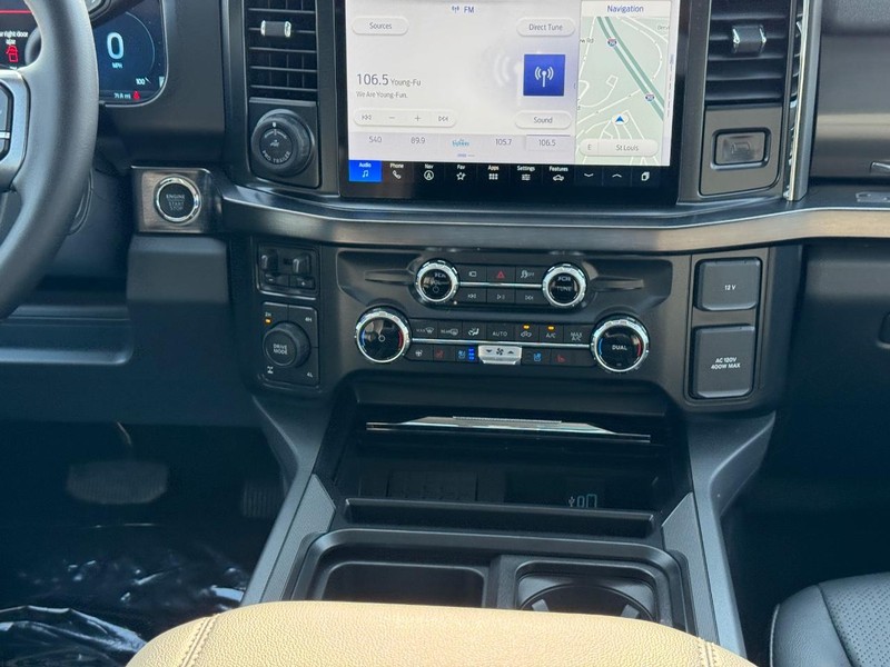 Ford Super Duty F-350 SRW Vehicle Full-screen Gallery Image 16