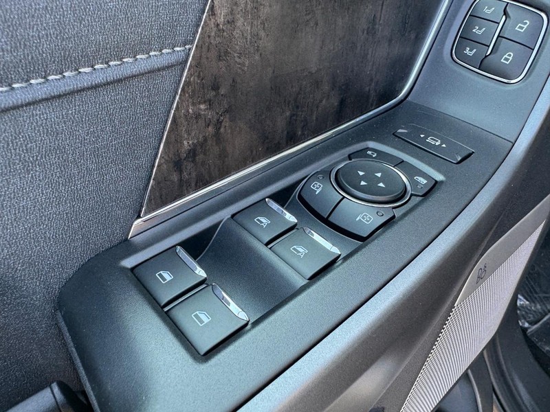 Ford Super Duty F-350 SRW Vehicle Full-screen Gallery Image 17