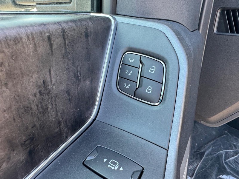 Ford Super Duty F-350 SRW Vehicle Full-screen Gallery Image 18