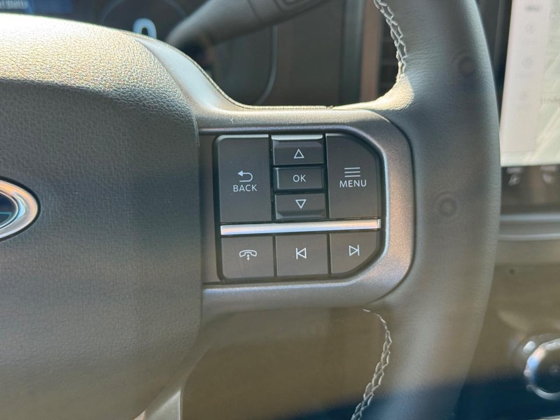 Ford Super Duty F-350 SRW Vehicle Full-screen Gallery Image 22