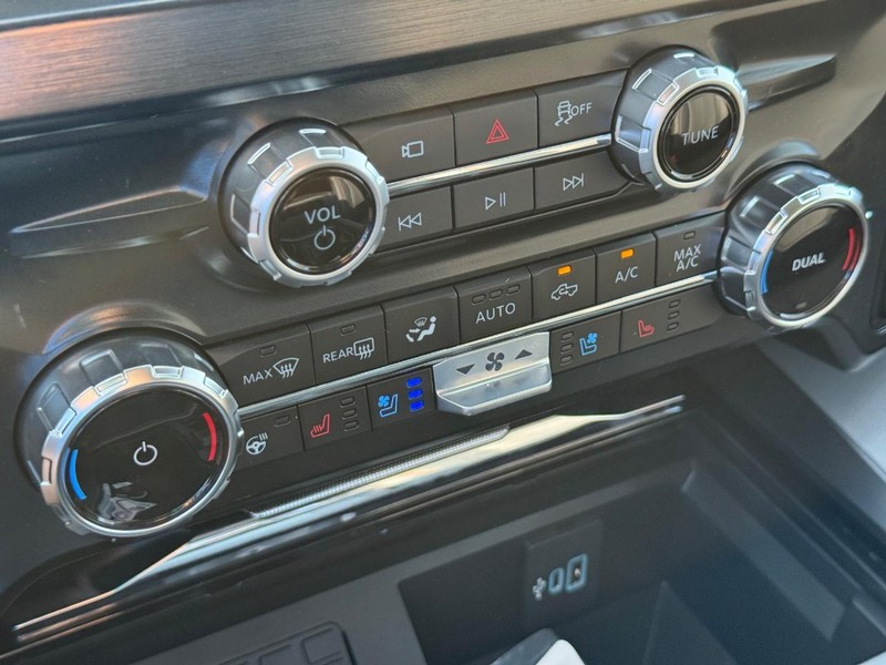 Ford Super Duty F-350 SRW Vehicle Full-screen Gallery Image 24