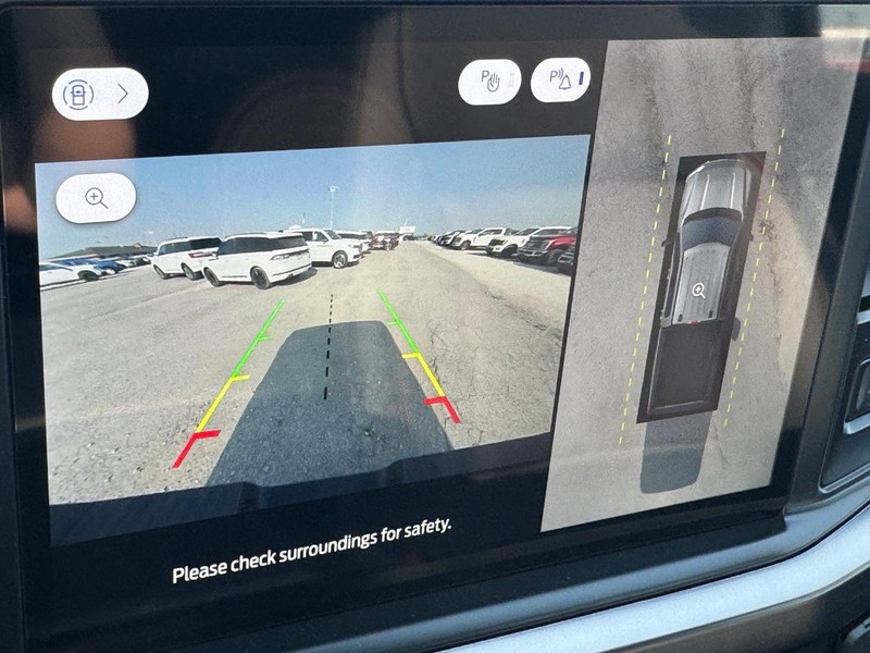 Ford Super Duty F-350 SRW Vehicle Full-screen Gallery Image 25