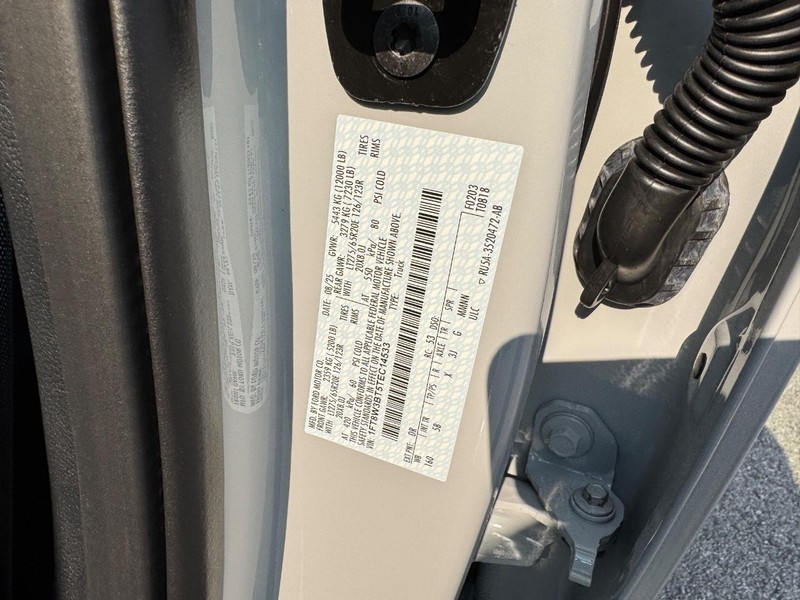 Ford Super Duty F-350 SRW Vehicle Full-screen Gallery Image 26