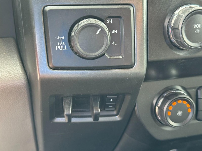 Ford Super Duty F-250 SRW Vehicle Image 24