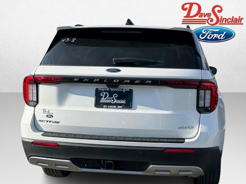 Ford Explorer Vehicle Full-screen Gallery Image 08