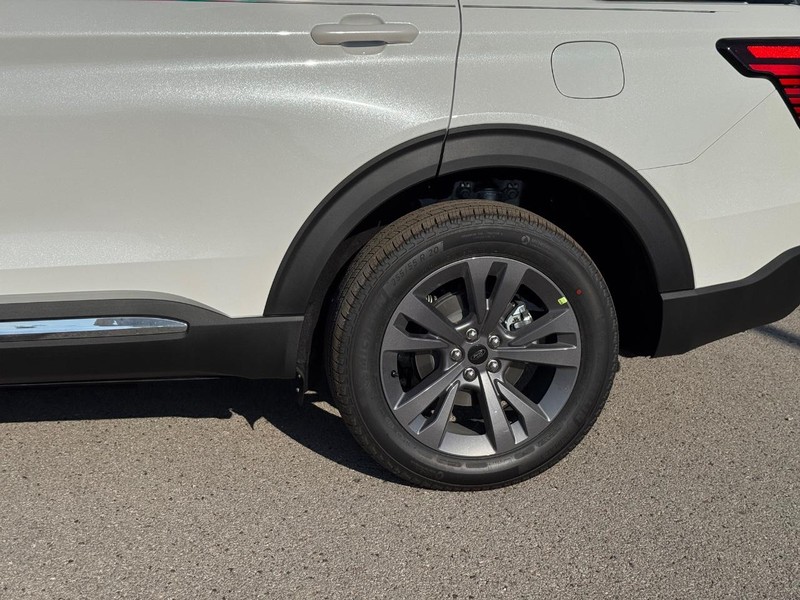 Ford Explorer Vehicle Full-screen Gallery Image 11