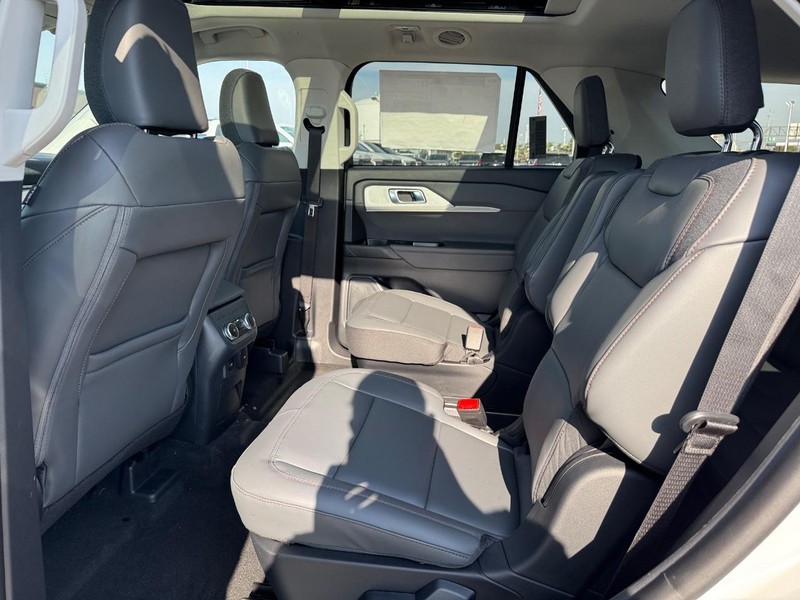Ford Explorer Vehicle Full-screen Gallery Image 12