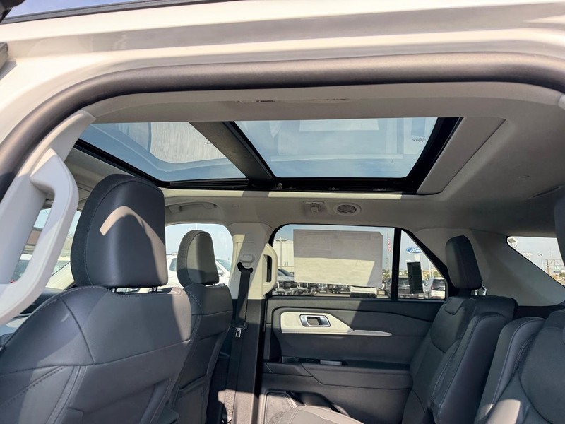 Ford Explorer Vehicle Full-screen Gallery Image 13