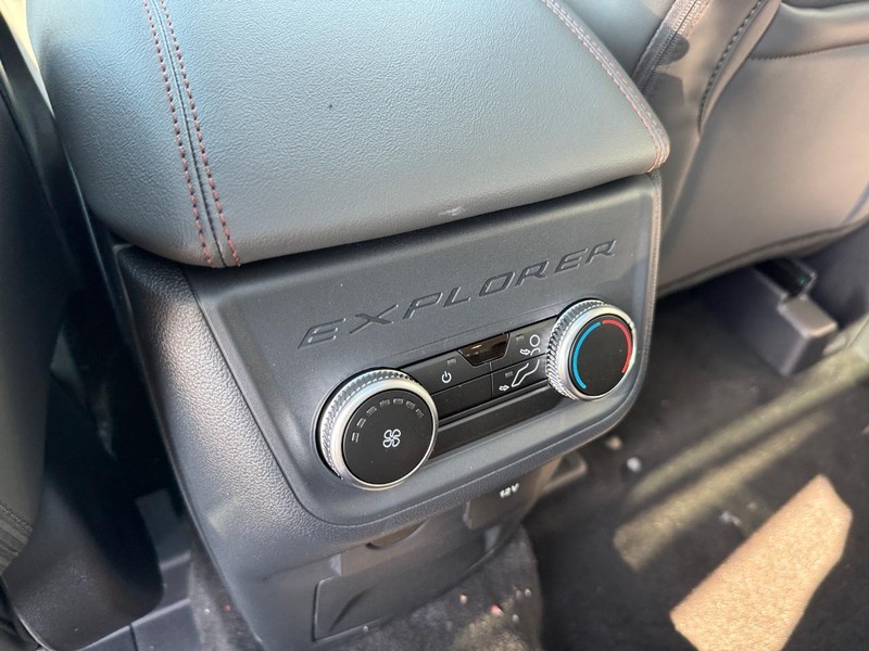 Ford Explorer Vehicle Full-screen Gallery Image 15