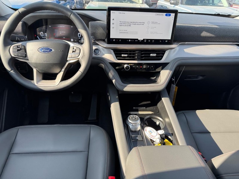 Ford Explorer Vehicle Full-screen Gallery Image 16