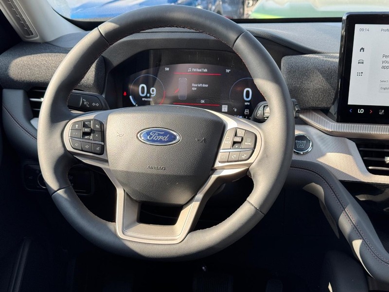 Ford Explorer Vehicle Full-screen Gallery Image 17