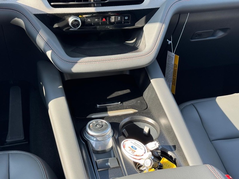 Ford Explorer Vehicle Full-screen Gallery Image 19