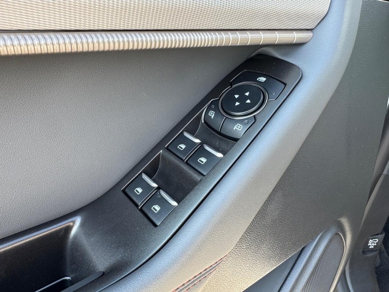 Ford Explorer Vehicle Full-screen Gallery Image 20