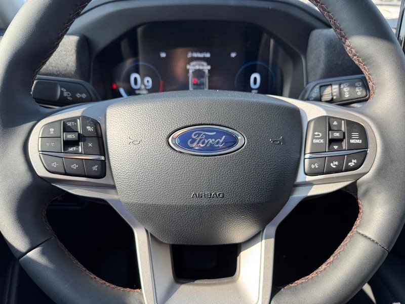 Ford Explorer Vehicle Full-screen Gallery Image 22