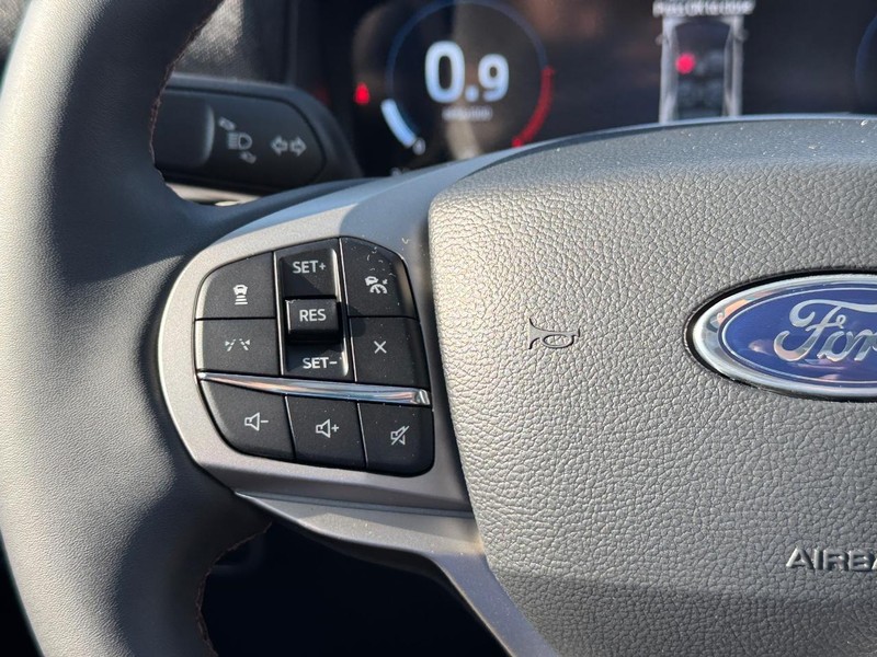 Ford Explorer Vehicle Full-screen Gallery Image 23