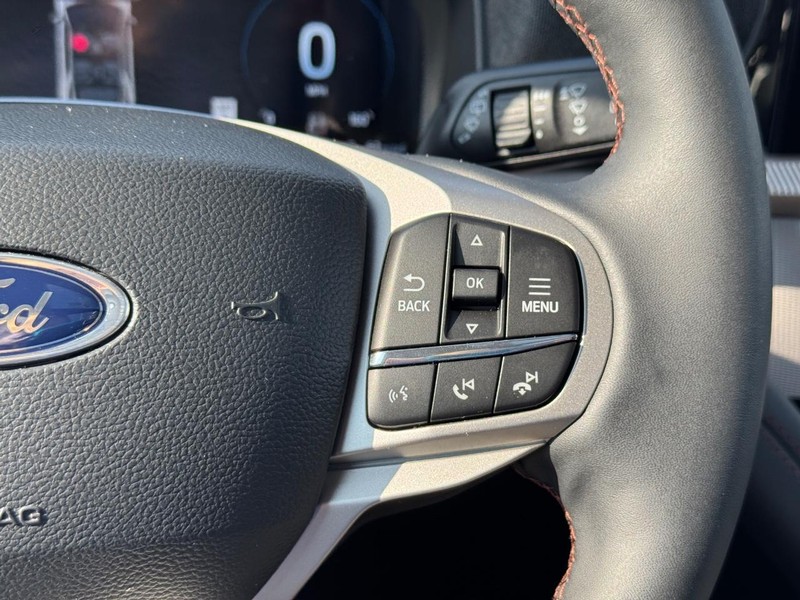 Ford Explorer Vehicle Full-screen Gallery Image 24