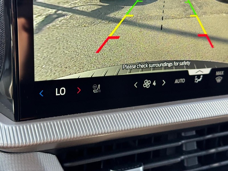 Ford Explorer Vehicle Full-screen Gallery Image 25