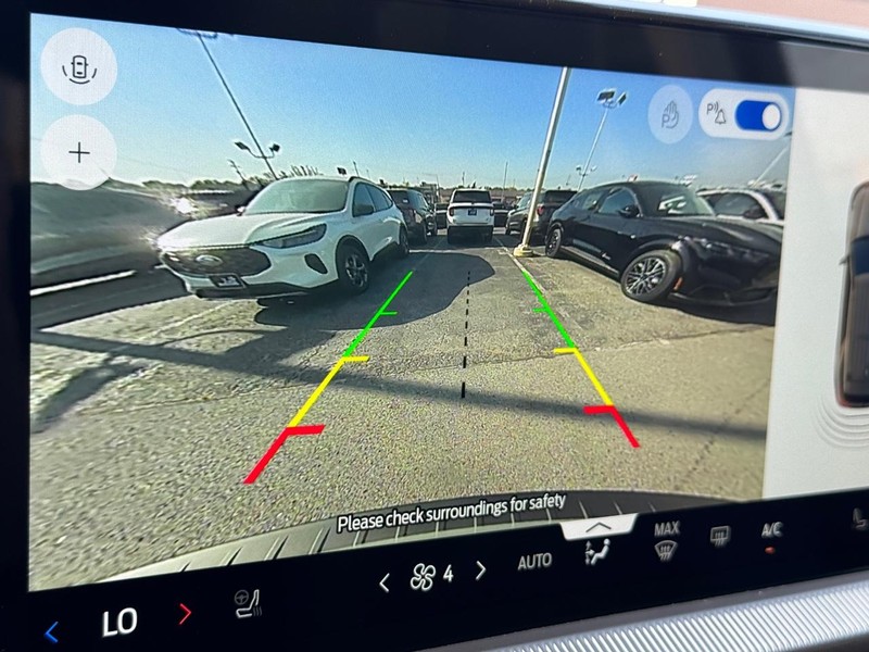 Ford Explorer Vehicle Full-screen Gallery Image 26