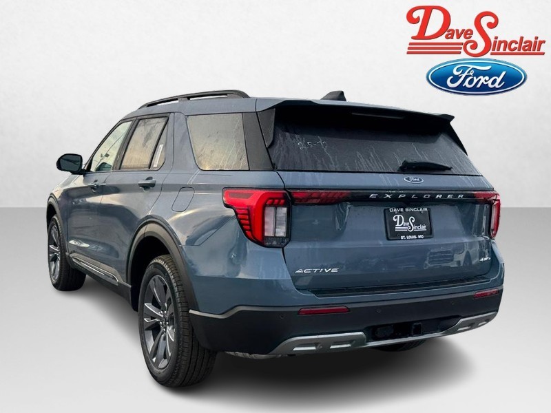 Ford Explorer Vehicle Full-screen Gallery Image 09