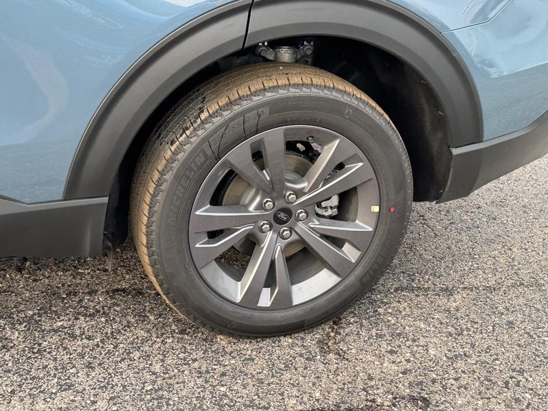 Ford Explorer Vehicle Full-screen Gallery Image 11