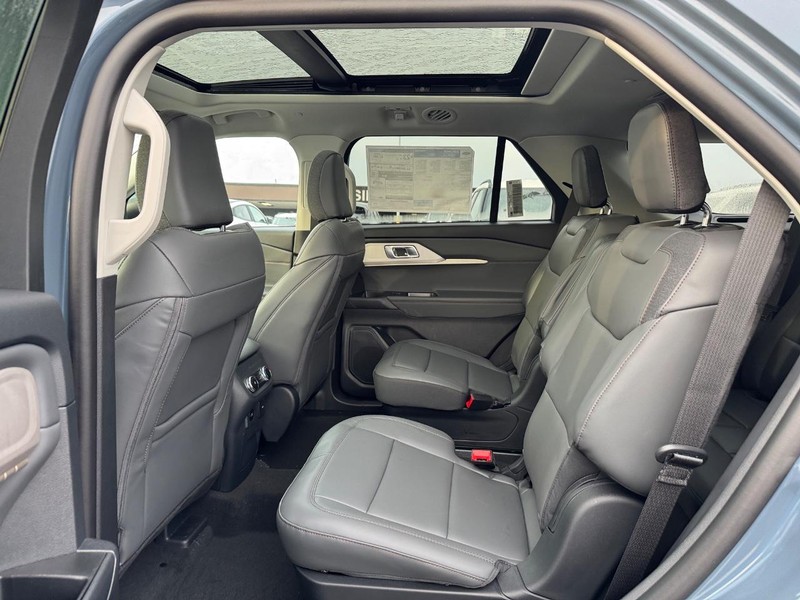 Ford Explorer Vehicle Full-screen Gallery Image 13