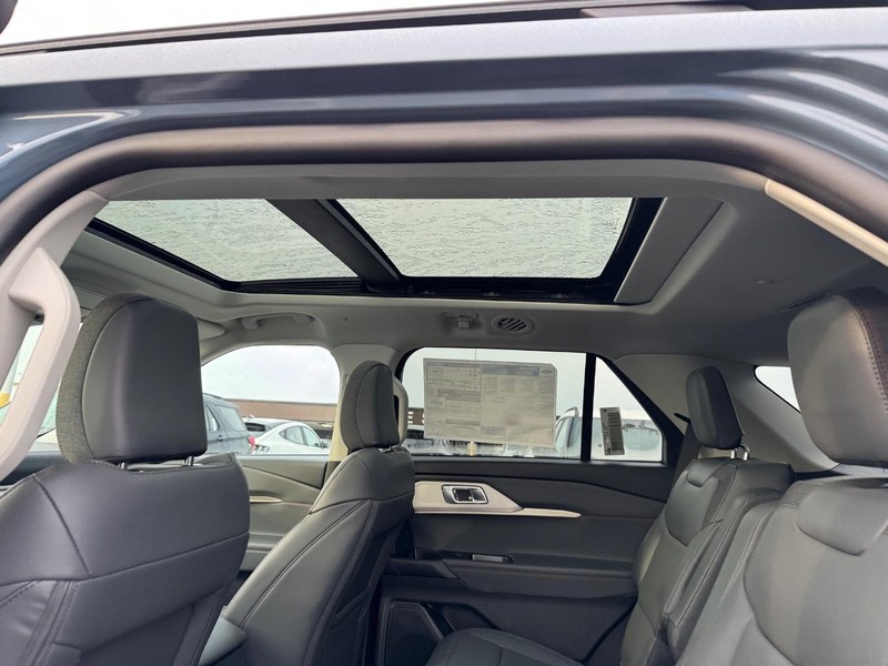 Ford Explorer Vehicle Full-screen Gallery Image 14