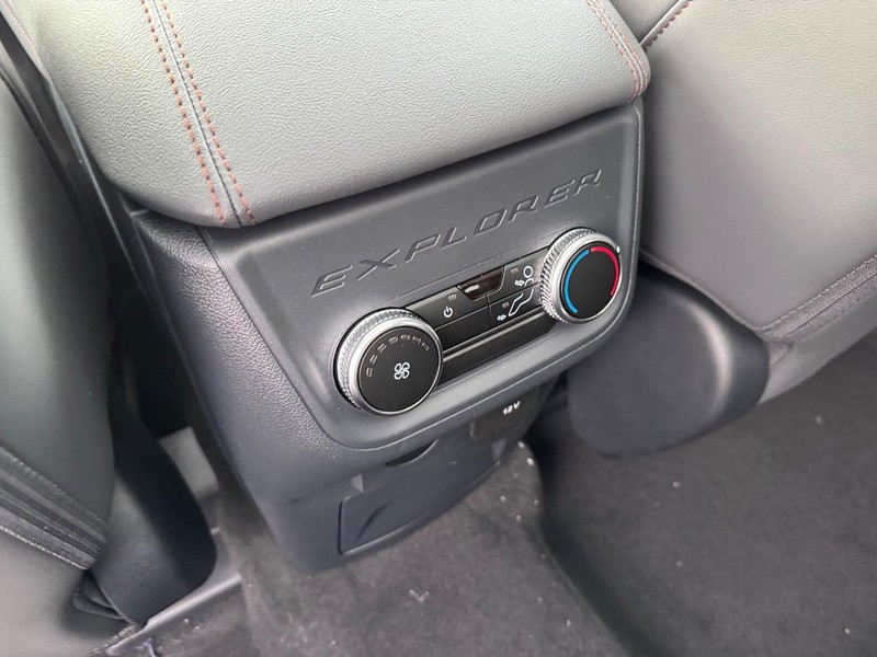 Ford Explorer Vehicle Full-screen Gallery Image 15