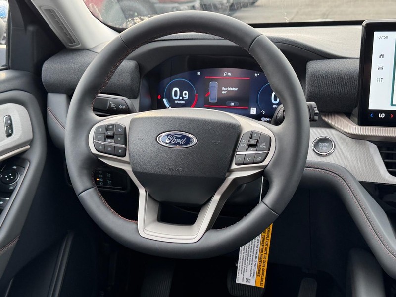 Ford Explorer Vehicle Full-screen Gallery Image 17