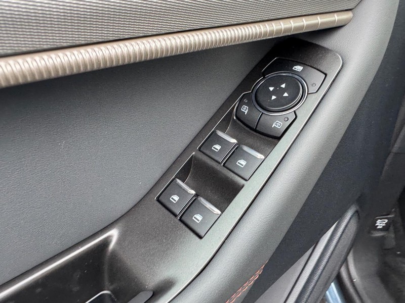 Ford Explorer Vehicle Full-screen Gallery Image 21