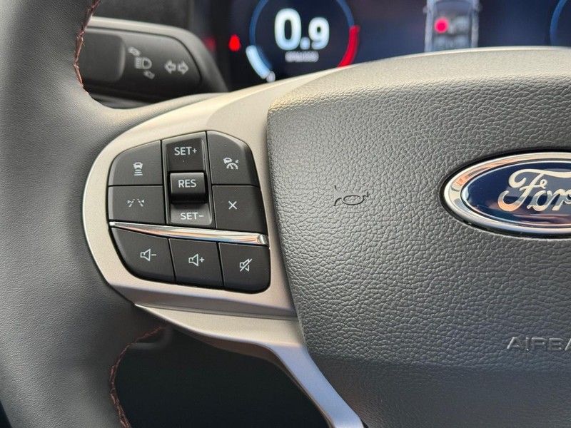 Ford Explorer Vehicle Full-screen Gallery Image 23