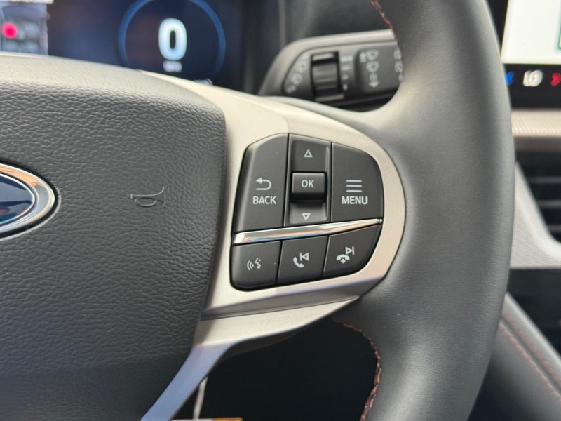 Ford Explorer Vehicle Full-screen Gallery Image 24