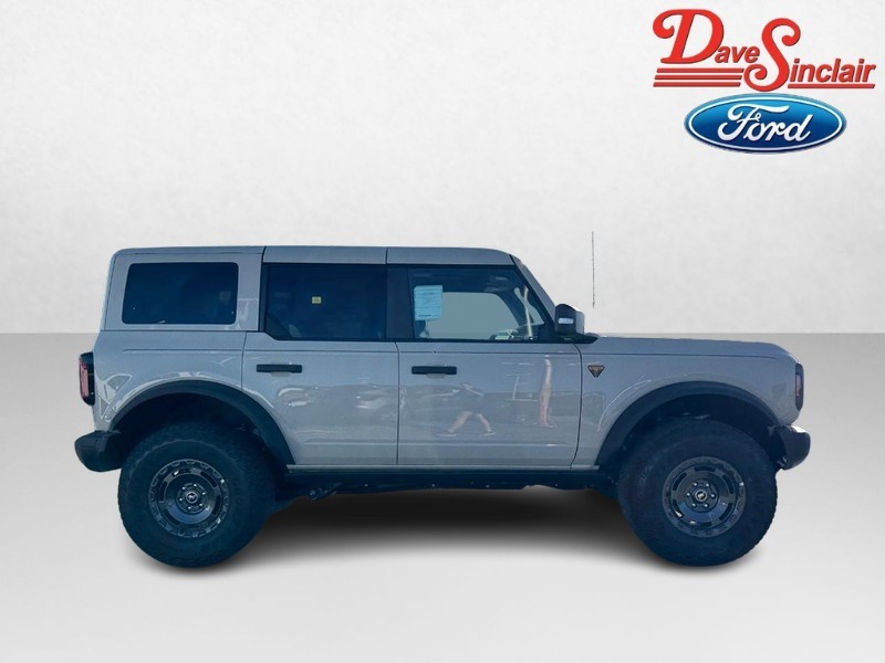 Ford Bronco Vehicle Full-screen Gallery Image 05