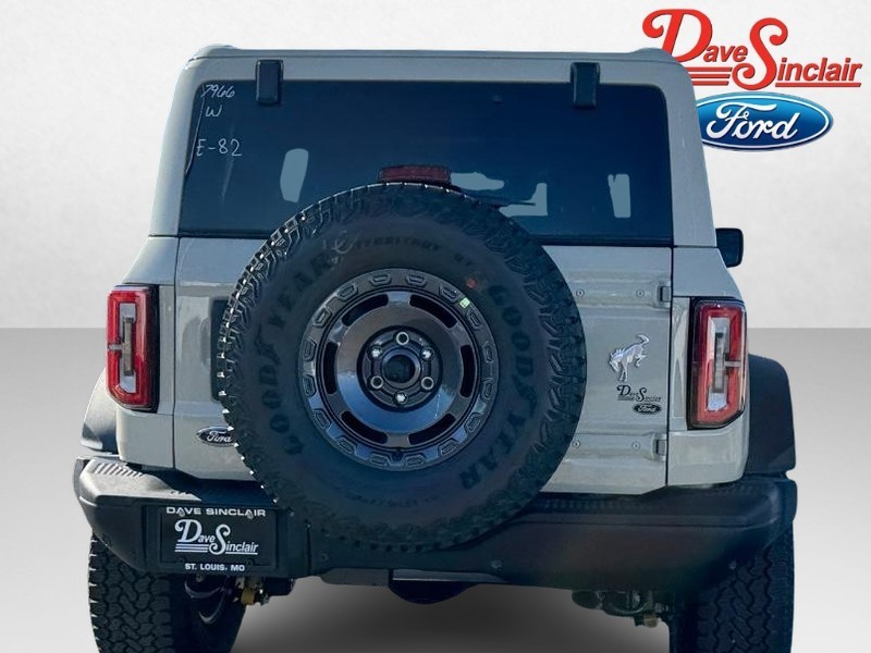 Ford Bronco Vehicle Full-screen Gallery Image 08