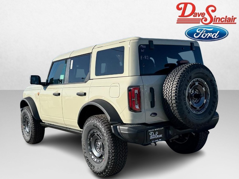 Ford Bronco Vehicle Full-screen Gallery Image 09