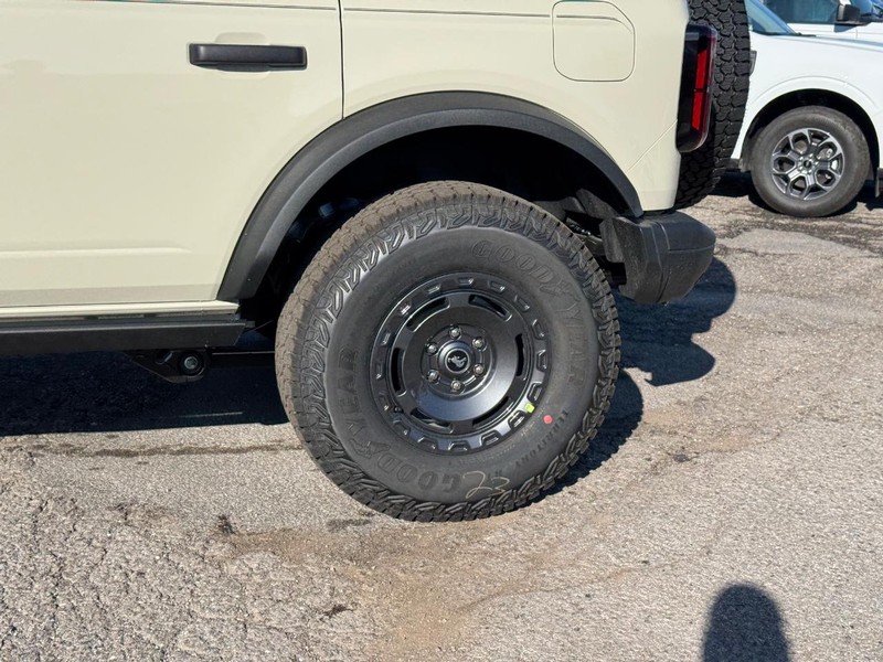 Ford Bronco Vehicle Full-screen Gallery Image 11