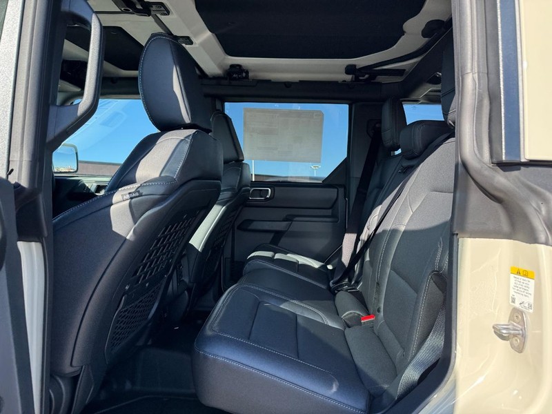 Ford Bronco Vehicle Full-screen Gallery Image 12