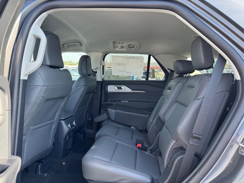 Ford Explorer Vehicle Image 12